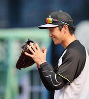 ６日、ベンチ前で手を合わせる阪神・近本光司＝横浜（撮影・田中太一）