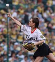 　始球式を務めるトラウデン直美（撮影・北村雅宏）