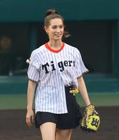 　始球式でマウンドに向かうトラウデン直美（撮影・山口登）