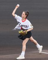 　始球式を務めるトラウデン直美（撮影・立川洋一郎）