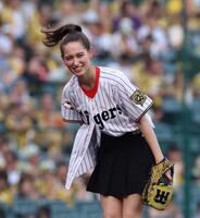 　始球式を務め、笑顔を見せるトラウデン直美（撮影・北村雅宏）