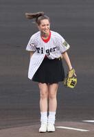 　始球式を務めるトラウデン直美（撮影・立川洋一郎）