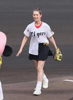 　始球式を務めるトラウデン直美（撮影・立川洋一郎）