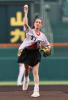 　始球式を務めるトラウデン直美（撮影・田中太一）