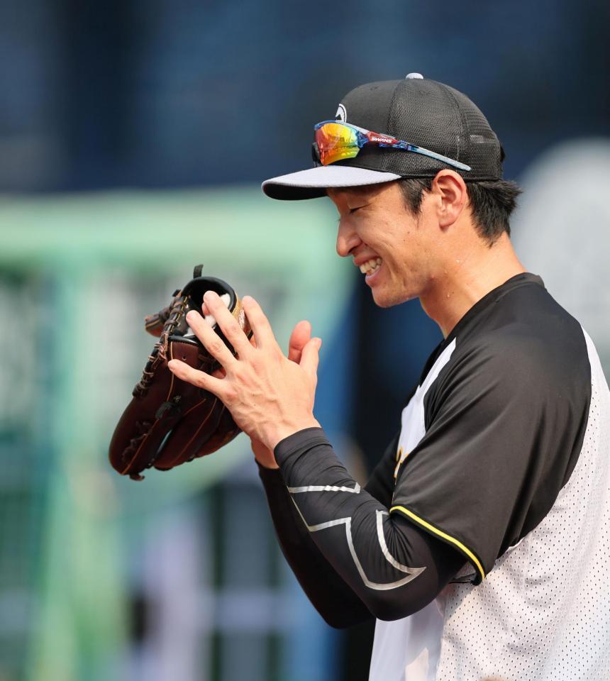 ６日、ベンチ前で手を合わせる阪神・近本光司＝横浜（撮影・田中太一）