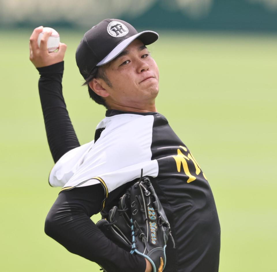 　キャッチボールで調整する高橋（撮影・田中太一）