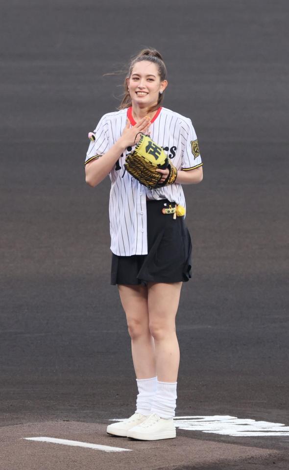 　始球式を務めるトラウデン直美（撮影・立川洋一郎）
