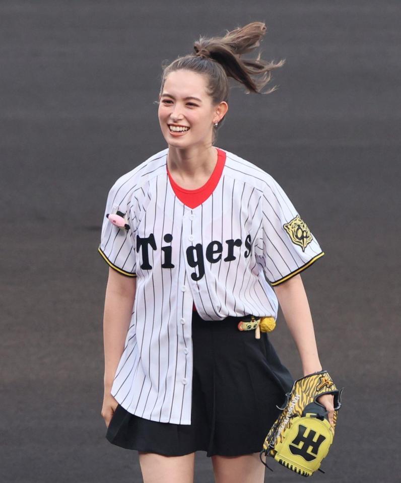 　始球式を務めるトラウデン直美（撮影・立川洋一郎）