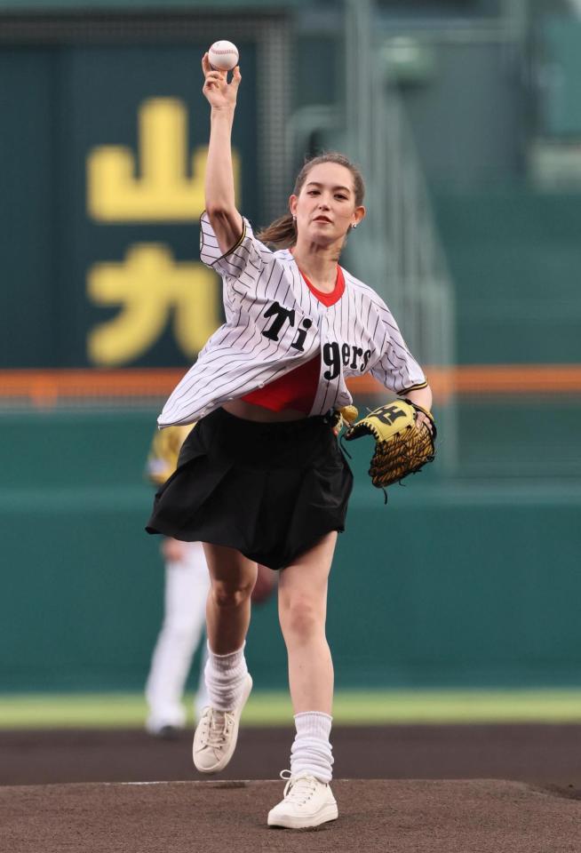 　始球式を務めるトラウデン直美（撮影・田中太一）