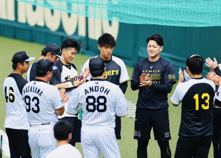 　１軍に合流した早川（中央）