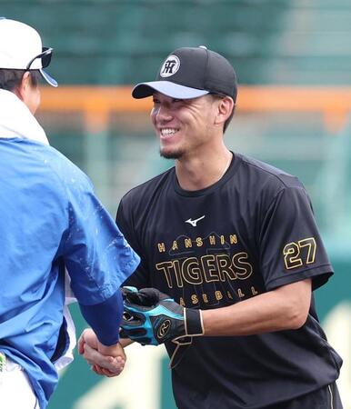 　柳と握手を交わす伊藤将（右）＝撮影・北村雅宏