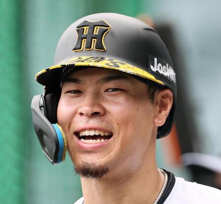 　練習の合間、笑顔を見せる佐藤輝（撮影・田中太一）