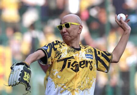 　ファーストピッチセレモニーを務めるサンプラザ中野くん（撮影・北村雅宏）