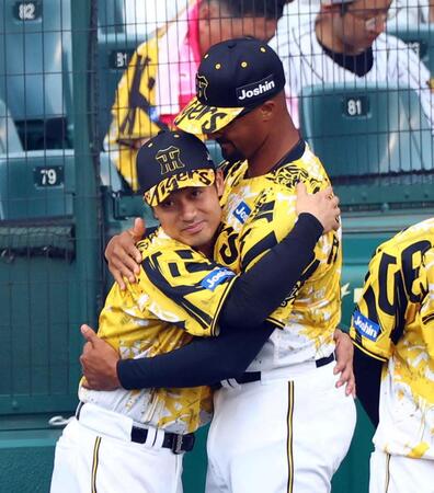 　試合前、月刊ＭＶＰの表彰を受けたデュプランティエ（右）は坂本と抱き合って喜ぶ（撮影・山口登）