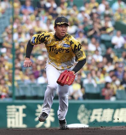 　１回、上林の放った一ゴロのベースカバーに走る才木（撮影・北村雅宏）