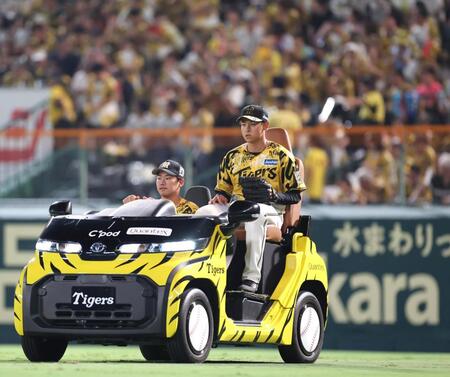 　９回途中、リリーフカーでマウンドへ向かう早川（撮影・北村雅宏）