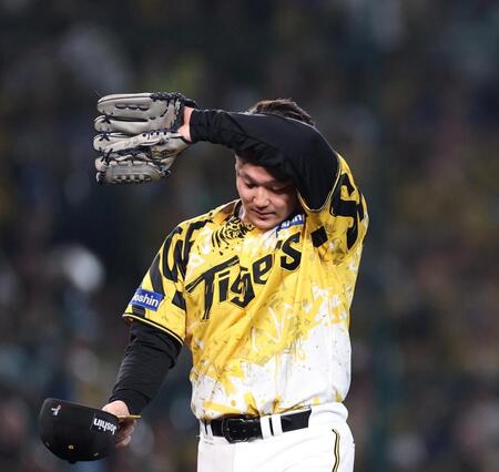 　９回、交代を告げられベンチに戻る木下（撮影・北村雅宏）