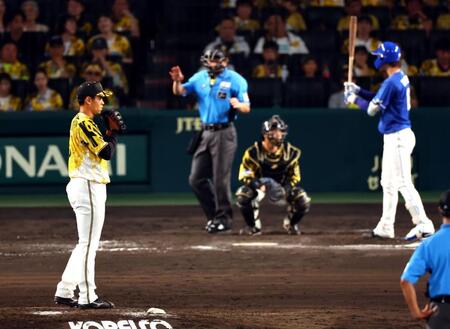 　９回、プロ初登板の早川はボークで失点する（撮影・山口登）