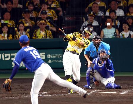 　７回、遊飛に倒れる佐藤輝（投手　高橋宏、捕手　石伊）＝撮影・山口登