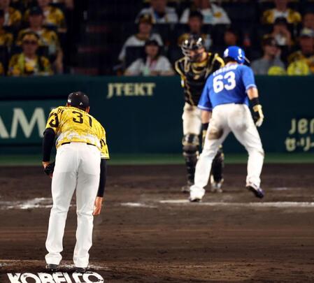 　９回、プロ初登板の早川はボークで失点する（撮影・山口登）