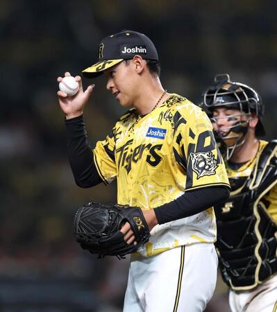 　９回、高橋宏を空振り三振に抑えてベンチに戻る早川（撮影・北村雅宏）