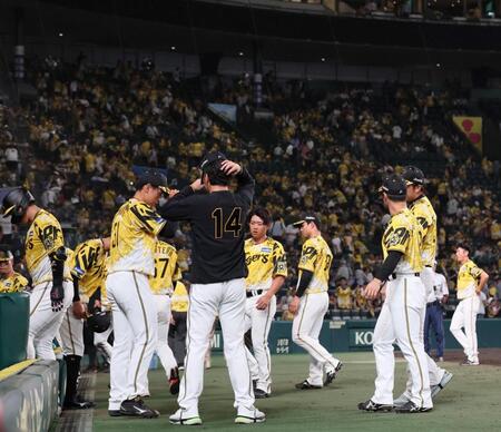 　完封負けを喫し、足早に引き揚げる早川（左から３人目）ら＝撮影・北村雅宏