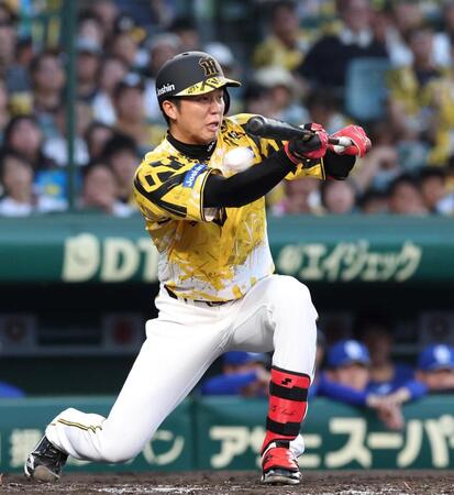 　３回、スリーバントに失敗する才木（撮影・北村雅宏）