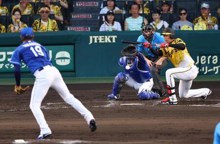 　３回、送りバントを失敗する才木（投手　高橋宏、捕手　石伊）＝撮影・山口登