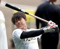 　打撃練習する中川（撮影・北村雅宏）