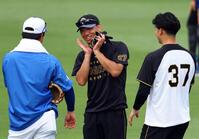 　柳（左）と談笑する伊藤将（撮影・山口登）