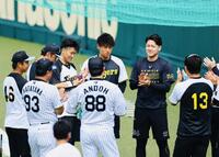 　１軍に合流した早川（中央）