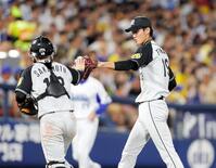 　ＤｅＮＡ・戸柱を空振り三振に仕留め、坂本（左）とタッチを交わす藤浪＝２０１６年