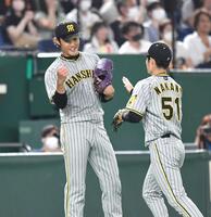 　７回、松原を併殺打に打ち取ってピンチをしのぎ、中野（右）を迎える藤浪＝２０２２年８月