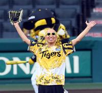 　ファーストピッチセレモニーを終え、観客の声援に応えるサンプラザ中野くん（撮影・山口登）