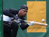 　バント練習するデュプランティエ（撮影・北村雅宏）