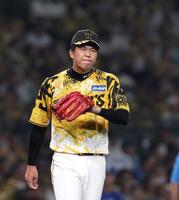 　６回、上林に先制となる２点適時二塁打を浴びた才木（撮影・北村雅宏）