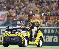 　９回途中、リリーフカーでマウンドへ向かう早川（撮影・北村雅宏）