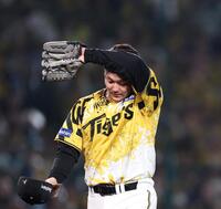 　９回、交代を告げられベンチに戻る木下（撮影・北村雅宏）