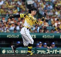 　２回、空振り三振に倒れる佐藤輝（撮影・北村雅宏）