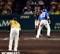 　９回、プロ初登板の早川はボークで失点する（撮影・山口登）