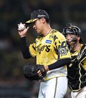 　９回、高橋宏を空振り三振に抑えてベンチに戻る早川（撮影・北村雅宏）