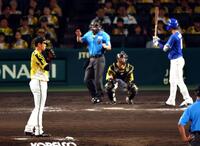 　９回、プロ初登板の早川はボークで失点する（撮影・山口登）