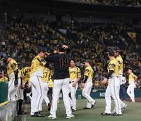 　完封負けを喫し、足早に引き揚げる早川（左から３人目）ら＝撮影・北村雅宏