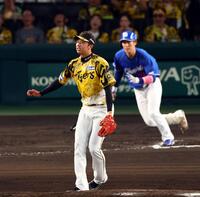 　６回、才木は上林に先制２点適時二塁打を許す（撮影・山口登）