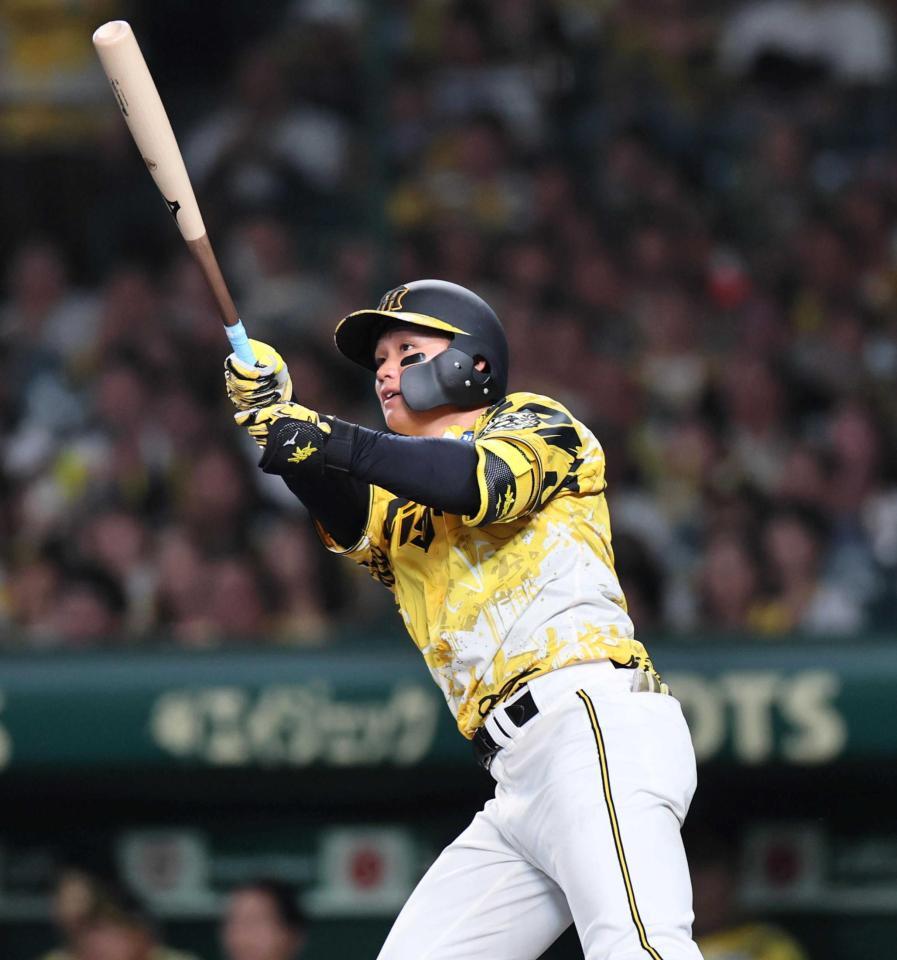 　７回、１６号ソロを放つ森下（撮影・田中太一）