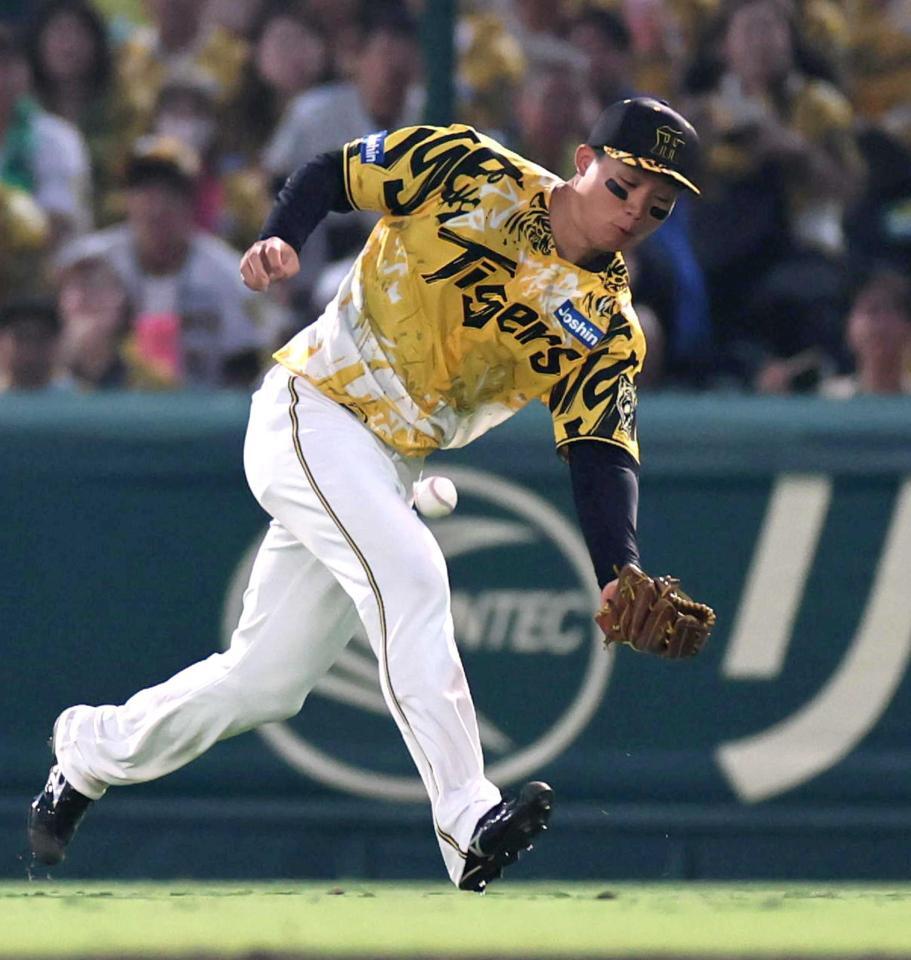 　４回、山本の打球をファンブルする森下