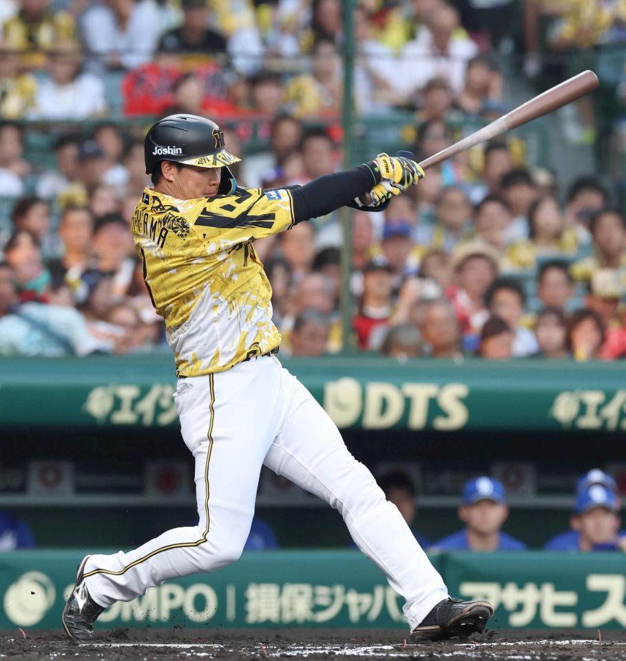 　１回、先制二塁打を放つ大山（撮影・山口登）