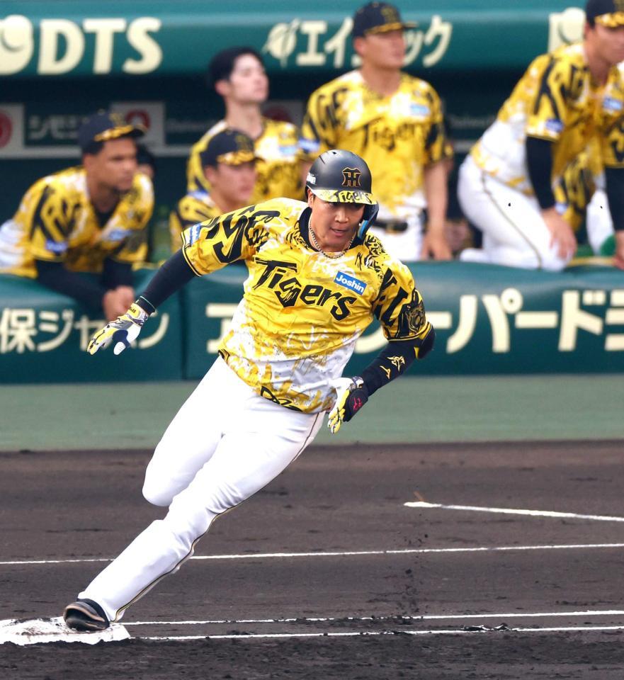 　１回、先制二塁打を放つ大山（撮影・山口登）