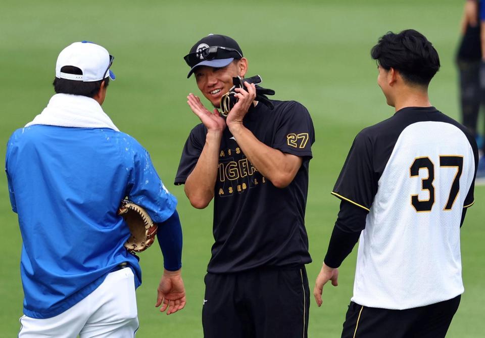 　柳（左）と談笑する伊藤将（撮影・山口登）