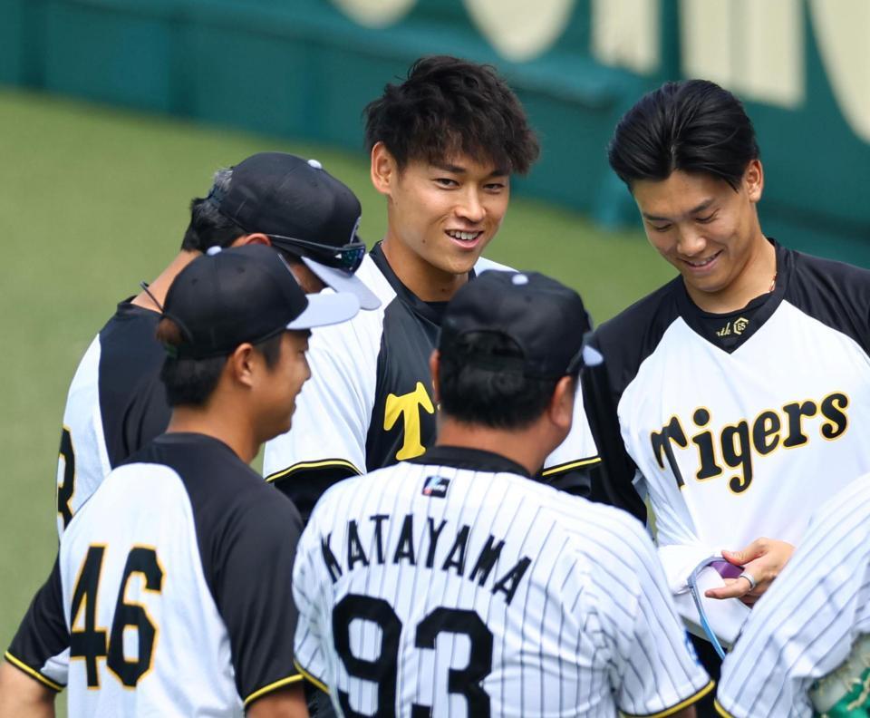 　早川（中央）は１軍に合流し、円陣で笑顔を見せる（撮影・山口登）